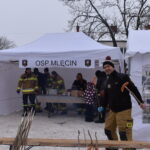 Grupa ludzie na dworze