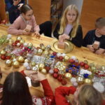 Mieliśmy niezwykłą przyjemność uczestniczyć w warsztatach świątecznych, podczas których tworzyliśmy przepiękne bożonarodzeniowe stroiki! 🎅🌿 Zaprosiliśmy dwie grupy do wspólnej zabawy - dorosłych i dzieci od 3 klasy szkoły podstawowej, a wszystko pod czujnym okiem pani Beaty Błażejczyk, niekwestionowanej mistrzyni florystyki! 💐🌟