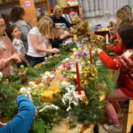 Mieliśmy niezwykłą przyjemność uczestniczyć w warsztatach świątecznych, podczas których tworzyliśmy przepiękne bożonarodzeniowe stroiki! 🎅🌿 Zaprosiliśmy dwie grupy do wspólnej zabawy - dorosłych i dzieci od 3 klasy szkoły podstawowej, a wszystko pod czujnym okiem pani Beaty Błażejczyk, niekwestionowanej mistrzyni florystyki! 💐🌟