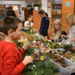 Mieliśmy niezwykłą przyjemność uczestniczyć w warsztatach świątecznych, podczas których tworzyliśmy przepiękne bożonarodzeniowe stroiki! 🎅🌿 Zaprosiliśmy dwie grupy do wspólnej zabawy - dorosłych i dzieci od 3 klasy szkoły podstawowej, a wszystko pod czujnym okiem pani Beaty Błażejczyk, niekwestionowanej mistrzyni florystyki! 💐🌟