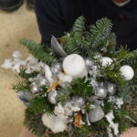 Mieliśmy niezwykłą przyjemność uczestniczyć w warsztatach świątecznych, podczas których tworzyliśmy przepiękne bożonarodzeniowe stroiki! 🎅🌿 Zaprosiliśmy dwie grupy do wspólnej zabawy - dorosłych i dzieci od 3 klasy szkoły podstawowej, a wszystko pod czujnym okiem pani Beaty Błażejczyk, niekwestionowanej mistrzyni florystyki! 💐🌟