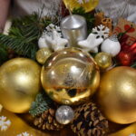 Mieliśmy niezwykłą przyjemność uczestniczyć w warsztatach świątecznych, podczas których tworzyliśmy przepiękne bożonarodzeniowe stroiki! 🎅🌿 Zaprosiliśmy dwie grupy do wspólnej zabawy - dorosłych i dzieci od 3 klasy szkoły podstawowej, a wszystko pod czujnym okiem pani Beaty Błażejczyk, niekwestionowanej mistrzyni florystyki! 💐🌟