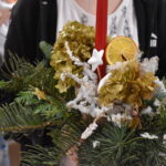 Mieliśmy niezwykłą przyjemność uczestniczyć w warsztatach świątecznych, podczas których tworzyliśmy przepiękne bożonarodzeniowe stroiki! 🎅🌿 Zaprosiliśmy dwie grupy do wspólnej zabawy - dorosłych i dzieci od 3 klasy szkoły podstawowej, a wszystko pod czujnym okiem pani Beaty Błażejczyk, niekwestionowanej mistrzyni florystyki! 💐🌟