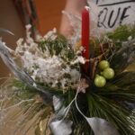 Mieliśmy niezwykłą przyjemność uczestniczyć w warsztatach świątecznych, podczas których tworzyliśmy przepiękne bożonarodzeniowe stroiki! 🎅🌿 Zaprosiliśmy dwie grupy do wspólnej zabawy - dorosłych i dzieci od 3 klasy szkoły podstawowej, a wszystko pod czujnym okiem pani Beaty Błażejczyk, niekwestionowanej mistrzyni florystyki! 💐🌟