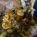 Mieliśmy niezwykłą przyjemność uczestniczyć w warsztatach świątecznych, podczas których tworzyliśmy przepiękne bożonarodzeniowe stroiki! 🎅🌿 Zaprosiliśmy dwie grupy do wspólnej zabawy - dorosłych i dzieci od 3 klasy szkoły podstawowej, a wszystko pod czujnym okiem pani Beaty Błażejczyk, niekwestionowanej mistrzyni florystyki! 💐🌟