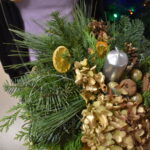 Mieliśmy niezwykłą przyjemność uczestniczyć w warsztatach świątecznych, podczas których tworzyliśmy przepiękne bożonarodzeniowe stroiki! 🎅🌿 Zaprosiliśmy dwie grupy do wspólnej zabawy - dorosłych i dzieci od 3 klasy szkoły podstawowej, a wszystko pod czujnym okiem pani Beaty Błażejczyk, niekwestionowanej mistrzyni florystyki! 💐🌟