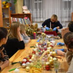Mieliśmy niezwykłą przyjemność uczestniczyć w warsztatach świątecznych, podczas których tworzyliśmy przepiękne bożonarodzeniowe stroiki! 🎅🌿 Zaprosiliśmy dwie grupy do wspólnej zabawy - dorosłych i dzieci od 3 klasy szkoły podstawowej, a wszystko pod czujnym okiem pani Beaty Błażejczyk, niekwestionowanej mistrzyni florystyki! 💐🌟