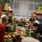 Mieliśmy niezwykłą przyjemność uczestniczyć w warsztatach świątecznych, podczas których tworzyliśmy przepiękne bożonarodzeniowe stroiki! 🎅🌿 Zaprosiliśmy dwie grupy do wspólnej zabawy - dorosłych i dzieci od 3 klasy szkoły podstawowej, a wszystko pod czujnym okiem pani Beaty Błażejczyk, niekwestionowanej mistrzyni florystyki! 💐🌟