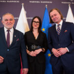 1W0C9608 wywiad mikrofon kobieta mezczyzni