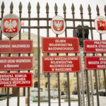 1W0C9644 tablice informacyjne biale litery czerwone tlo