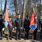 DSC_0290 Na obrazku widać grupę mężczyzn, którzy trzymają różne flagi. Wyglądają na świadomych, mogą być uczestnikami w określonym marszu lub eliminacyjnym.
