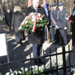 DSC_0293 Na obrazku widocznym grupy ludzi stojących na cmentarzu. Są ubrani na czarno, co miesiąc, że mogą wziąć udział w uroczystości pogrzebowej.