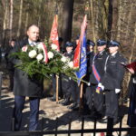 DSC_0294 Na widok grupy ludzi, którzy są narażeni przed ogrodzeniem. Wyglądają na podejrzane tym, co pojawia się po drugiej stronie płotu.