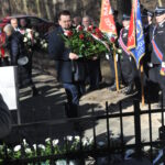 DSC_0296 Na widocznym zdjęciu jest mężczyzna, który trzyma w rękach bukiet kwiatowy. Wychodzi na pierwszy rzut oka, lub jest to możliwe.