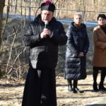 DSC_0329 Na obrazku grupy osób, która stoi w parku. Otoczeni są zielenią drzew i różnokolorowych kwiatów, a ich twarze są całkowicie pełne radości i spokoju.