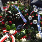 DSC_0480 Na obrazku widocznym jest wieniec z czerwonych, białych i niebieskich kwiatów. Jest on starannie wykorzystany i zawiera różnorodne kształty i odcienie, dodając do niego głębię i różnorodność kolorów.