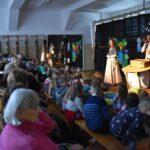 Na zdjęciu grupa dzieci w klasie. są skupieni, co historyczne, że trwają lekcje.