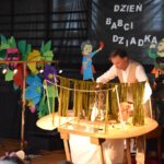 Na widocznym miejscu jest mężczyzna przed stołem. Wygląda na to, że coś się sprawdziło lub w przypadku konieczności wykonania czynności.