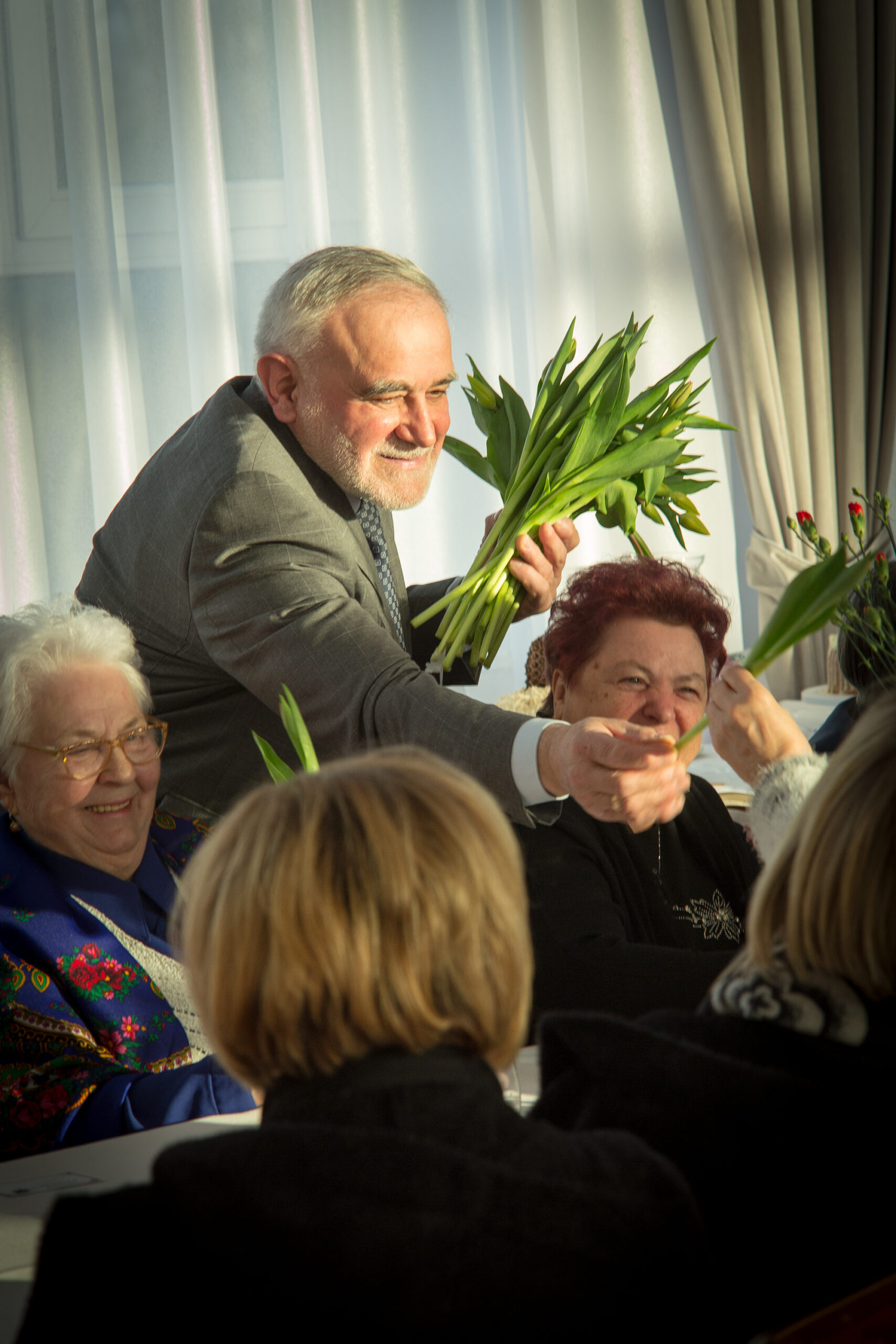 Na obrazku mężczyzn, którzy trzymają w rękach bukiet kwiatów. Mogłoby to nastąpić, gdyby ktoś miał ryzyko wystąpienia tego zagrożenia.
