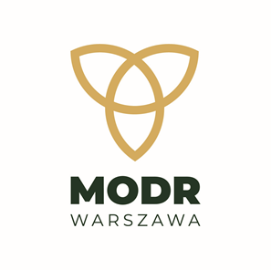 Na obrazku można zobaczyć logo Modr Warsaw. Przedstawiono stylizowane litery „M”, „W” i symbole Warszawy, takie jak syrenkę lub kontury Pałacu Kultury i Nauki.