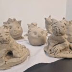 Na obrazku są widoczne, które robione są gliniane, a następnie są ujawniane na podstawie poszczególnych pozycji i z wyrazami twarzy. Figurki są starannie wykonane, co akcesoria o zręczności i talentach artystycznych.