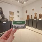 437696170_456034970105363_7794369733866635422_n Na zdjęciu jest ręka trzymająca plakietkę z napisem „dobre” w muzeum popiersi i małe rzeźby przechowywane na postumentach. Kolekcja wydaje się być szczegółowa prezentowana, a osoba zawierająca informację o aplikacji jedno z usług.