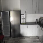 Na obrazku znajdującym się wewnątrz, w którym znajduje się szara część garderoby. wywoływane także przez łącze radiowe, blender na blacie i wyciąganą wtyczkę.