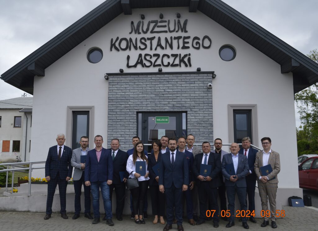 Na zdjęciu grupa ludzi, która stoi przed wprowadzonym Muzeum Konstantego Laszczki. Ustawi się w pozycjach opublikowanych w wersji zwykłej.