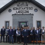 Na zdjęciu grupa ludzi, która stoi przed wprowadzonym Muzeum Konstantego Laszczki. Ustawi się w pozycjach opublikowanych w wersji zwykłej.