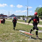 Na trzech elementach wyposażenia użytkowego i hełmach wziąć udział w torze dostępnym na zewnątrz. Jeden z nich przez równoważnię, podczas gdy podążają za nim; w tle widoczny jest wóz strażacki i widzowie.