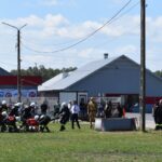 Na sygnał straży, który pojawił się na powietrzu, podczas gdy ludzie zareagowali w przypadku ich działania. W tle są dostępne i dostępne samochody, co oznacza korzystanie z pojazdów miejskich.