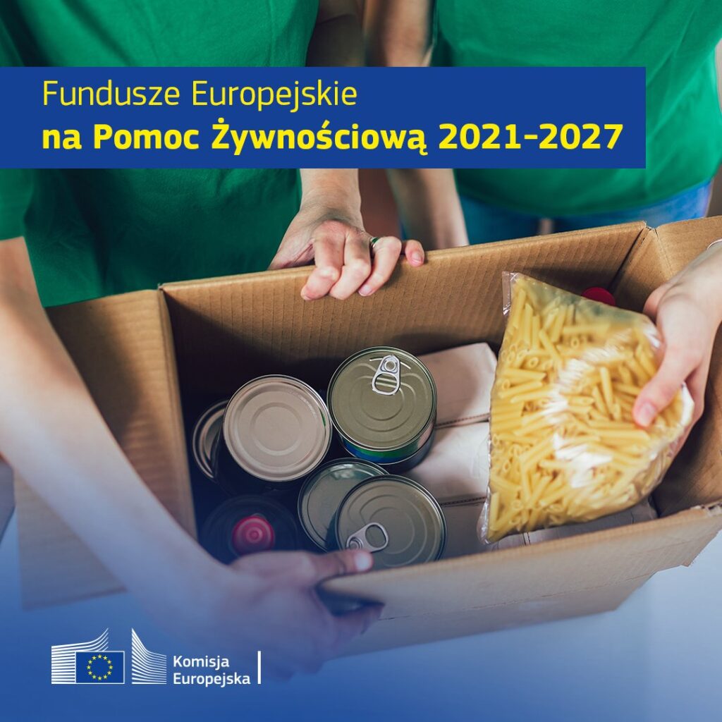 Osoba trzyma pudełko wypełnione puszkami z żywnością i makaronem. Na obrazku znajduje się tekst po polsku „Fundusze Europejskie na pomoc żywnościową 2021-2027” oraz logo Komisji Europejskiej na zasiłek.