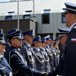 Na ekranie pojawia się grupa umundurowanych policjantów stojących w szeregu przed aktywnym, wymieniających uściski dłoni z zasięgiem oficera. Scena specjalna ceremonia może być wydana przez policję.