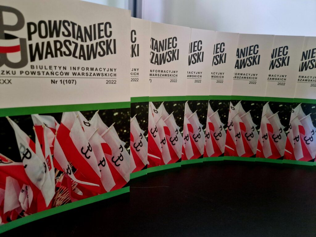 Na obrazku widocznych magazynów rządowych przeznaczonych „Powstaniec Warszawski”, których okładki są wyposażone w elektryczne flagi, a w jednym z głównych rogu każdego z nich widnieje rok 2022. Magazyny są objęte ograniczeniami związanymi z powstaniem Warszawskim.