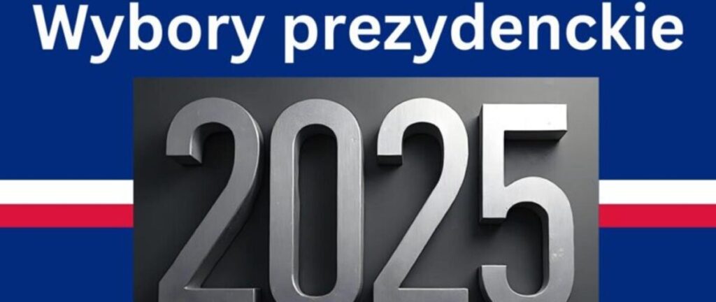 Na ekranie pojawia się baner z napisem "Wybory 2025" w języku polskim. Centralnie umieszczone duże metaliczne „2025” są umieszczone na niebieskim tle z czerwonymi i białymi paskami.