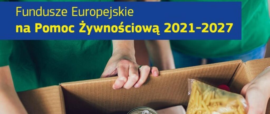 Na obrazku widać dwie osoby w zielonych koszulkach, które pakują żywność, takie jak makaron i produkty w puszkach, do przygotowania. W tle pojawia się baner z napisem „Fundusze Europejskie na pomoc Żywnościową 2021-2027.