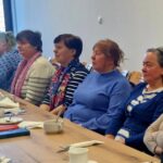 476960253_649842124057979_2304478466088044109_n Na zdjęciu jest grupa osób siedząca przy zamkniętym stole, zawarta w konsultacjach lub regulaminie. Na stole znajdują się filiżanki i talerze, co jest charakterystyczne dla napojów i przekąsek.