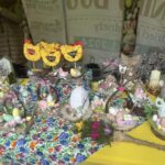 Na stole pokrytym kwiecistym obrusem znajduje się barwna aranżacja ozdób wielkanocnych, wśród których można uzyskać kurczaczki, króliki, jajka i kwiaty. Elastycznie tworzywo radosną i świąteczną kompozycję nawiązującą do rozpadu i Wielkanocy.