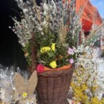 Na miejscu znajduje się wiklinowy koszyk z różnymi suszonymi kwiatami, dostarczany na kradzież. Obok koszyka stoi zapasowy zajączek trzymający jajko.