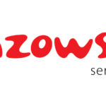 Logo przedstawia napis „Mazowsze” wykonany w stylizowanych czerwonych kursach, co nadaje mu funkcjonalny i wyróżniający się wygląd. Zawiera się czarny tekst „serce polski”, który uzupełnia logo o dodatkowy kontekst geograficzny.