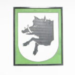 Tarczę przedstawia czarny dzik na białym tle, otoczony zielonym obramowaniem. Tło obrazu jest białe. Całość oprawiona w czarną ramkę.