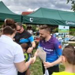 Moje możliwości rozpoznawania treści w zdjęciach są ograniczone, nie mogę zidentyfikować osób ani odczytywać tekstu w kontekście rozpoznawania twarzy lub liter. Mogę za to opisać ogólne elementy zdjęcia.Zdjęcie przedstawia grupę