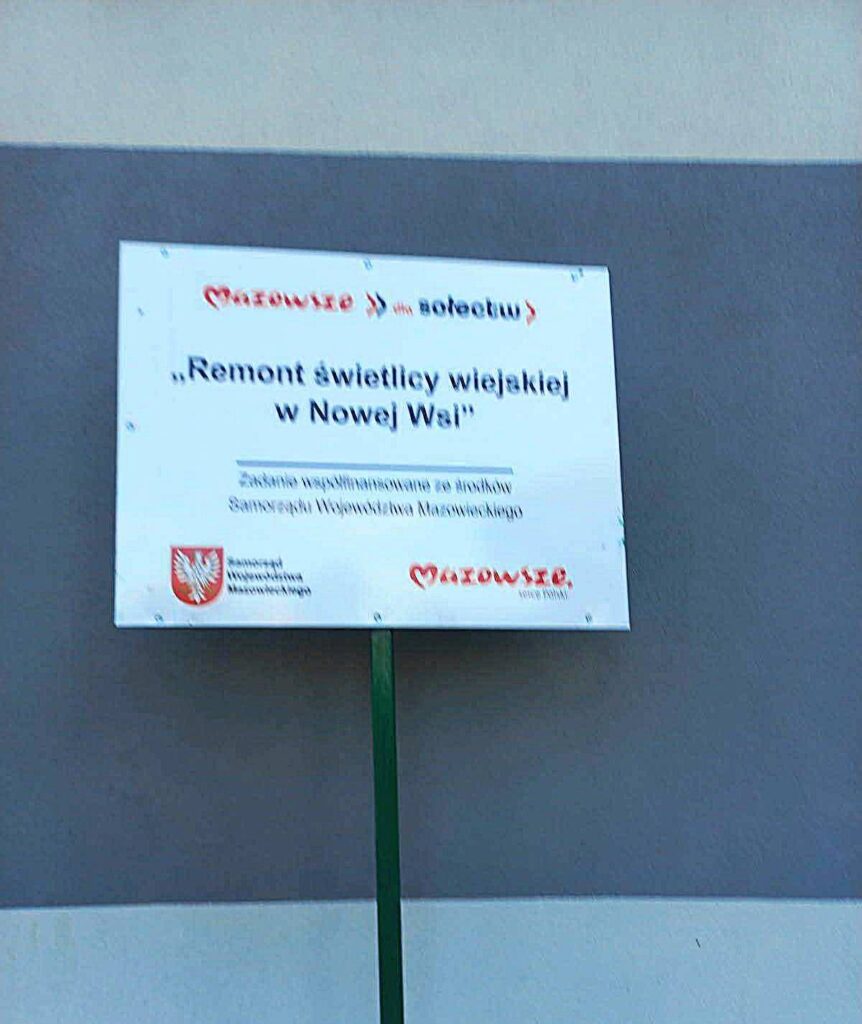 Kolorowy plakat z tekste Gminny Ośrodek Kultury w Dobrem zaprasza dzieci w wieku 3-6 lat na zajęcia - Sensofigle.