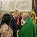 Jesienne wieczory sprzyjają refleksji, to czas na wspomnienia. 2 listopada w taką sentymentalną podróż z Gminnym Ośrodkiem Kultury i Biblioteką Publiczną wybrali się mieszkańcy Gminy Dobre. Na nowo odkrywali swoją Małą Ojczyznę, opowiadali o dawnych czasach, o zmianach, jakie zaszły na przestrzeni lat. ,,Spacerkiem po Dobrem” zachęciło do kolejnych spotkań, do odkrywania na nowo miejsc znanych, do poznawania historii naszego regionu.