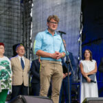 dwie kobiety, chłopczyk i dziewczynka stojący na czarnym tle