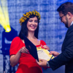 Trzech mężczyzn w mundurach z kwiatami