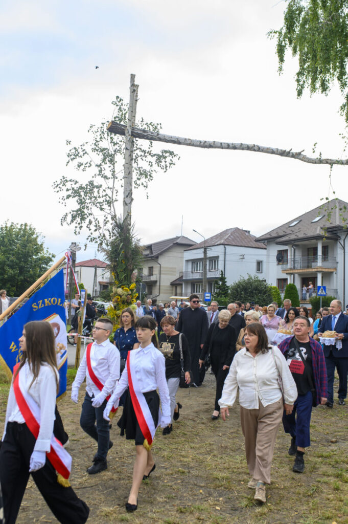 Wszyscy uczestnicy rajdu pozują do zdjęcia za nimi zielony namiot i wysokie drzewa