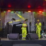 Grupa dzieci siedząca na podłodze