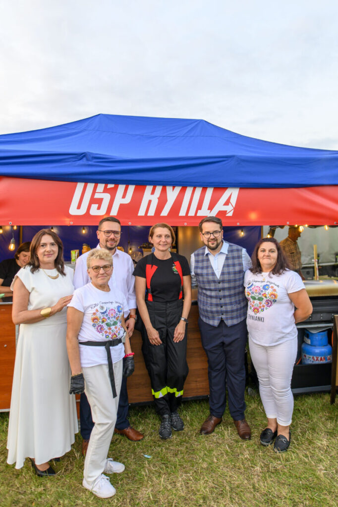 Chłopcy występujący na scenie.
