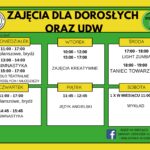 Harmonogram zajęć dla dorosłych na tle zielono-żółtym. Poniedziałek-sobota, różne aktywności jak gimnastyka i taniec. Logo i kontakt na dole.